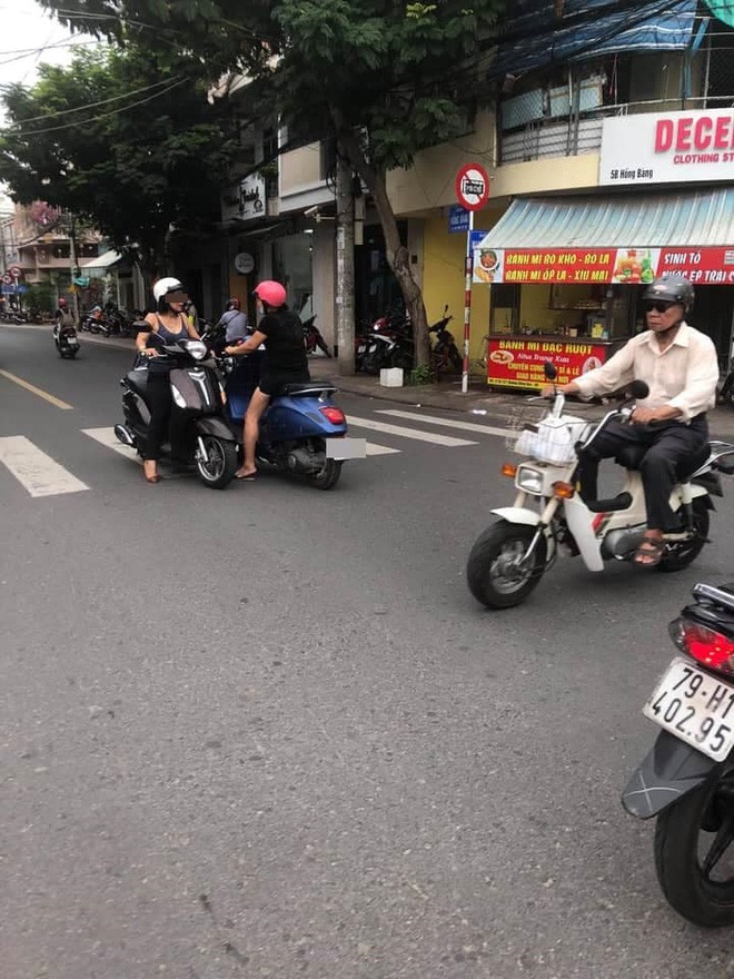 Do xe giua duong “buon” chuyen, hai nguoi phu nu khien netizen bat luc-Hinh-5