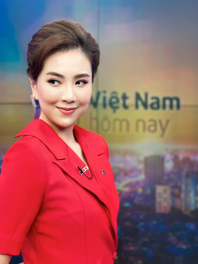 Bi khan gia “dim hang”, “MC dep nhat VTV” co dong thai la doi-Hinh-2