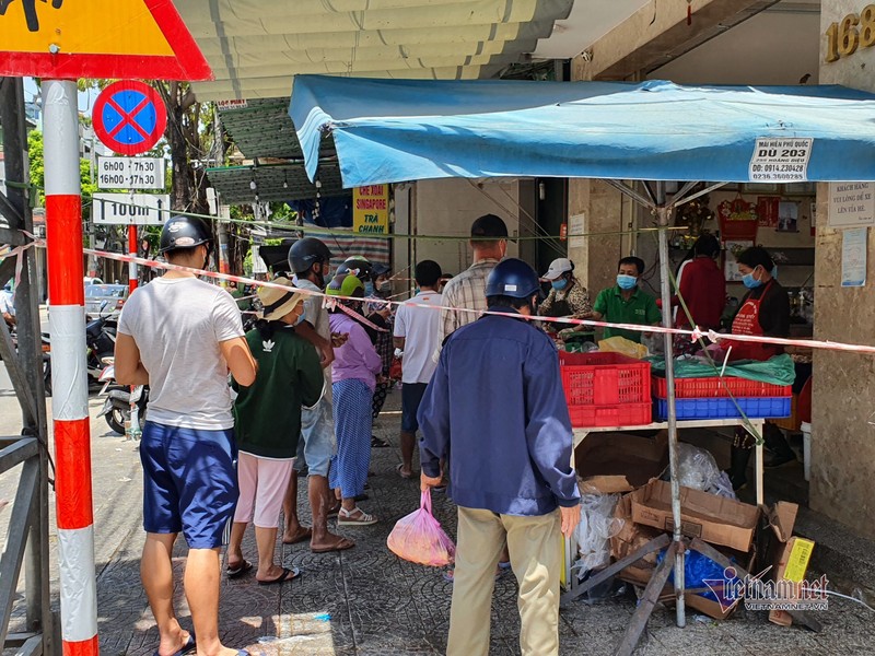 Nghe tin khong ra khoi nha 7 ngay, dan Da Nang keo nhau di mua thuc pham-Hinh-15