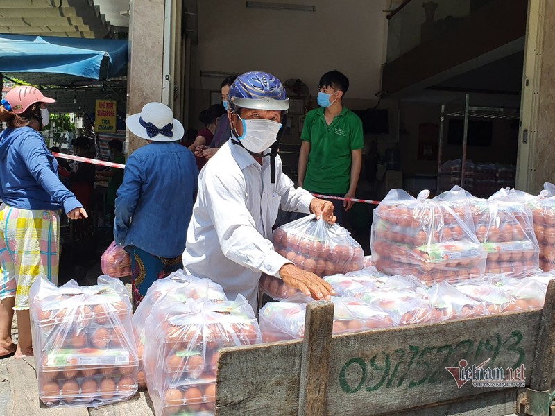 Nghe tin khong ra khoi nha 7 ngay, dan Da Nang keo nhau di mua thuc pham-Hinh-16