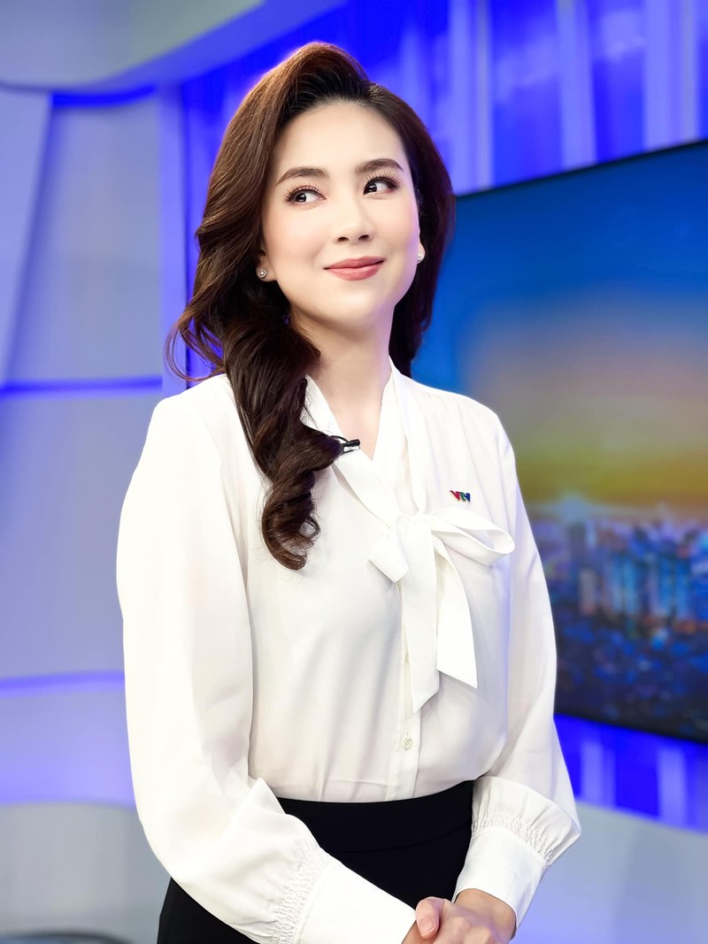 Len song kin bung, “MC dep nhat VTV” lo anh o nha khac la-Hinh-2