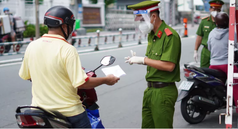 Duong pho TP HCM dong duc truoc gio “G” siet chat gian cach-Hinh-2