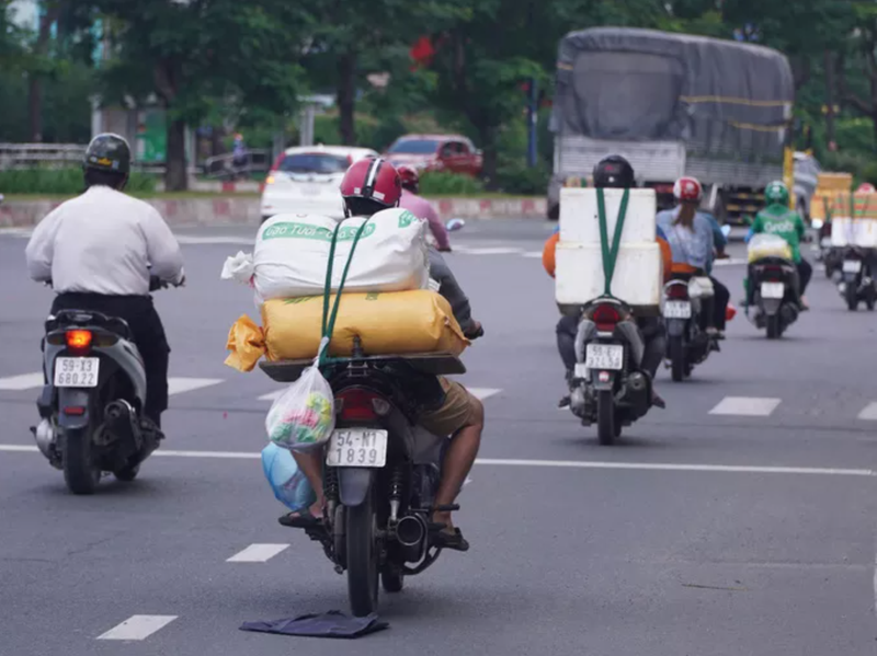 Duong pho TP HCM dong duc truoc gio “G” siet chat gian cach-Hinh-4