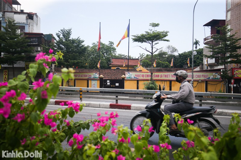 Ha Noi: Chua chien dong cua, tinh lang chua tung thay trong ngay Ram thang 7-Hinh-4