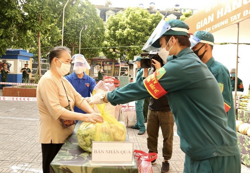 Ha Noi: Am tinh quan dan tu ''Gian hang 0 dong'' cua nguoi linh-Hinh-9