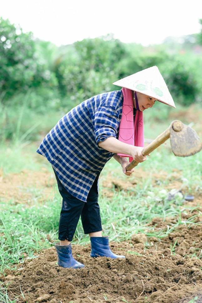 Nam sinh chup bo anh ve me khien dan mang 