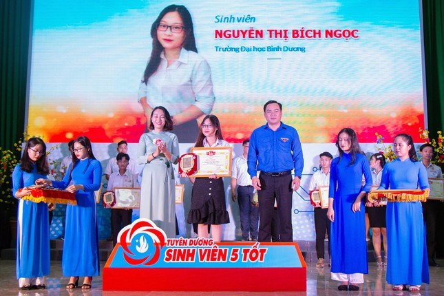 Nu “Sinh vien 5 tot” kiem bon tien nho sieu tieng Anh-Hinh-3