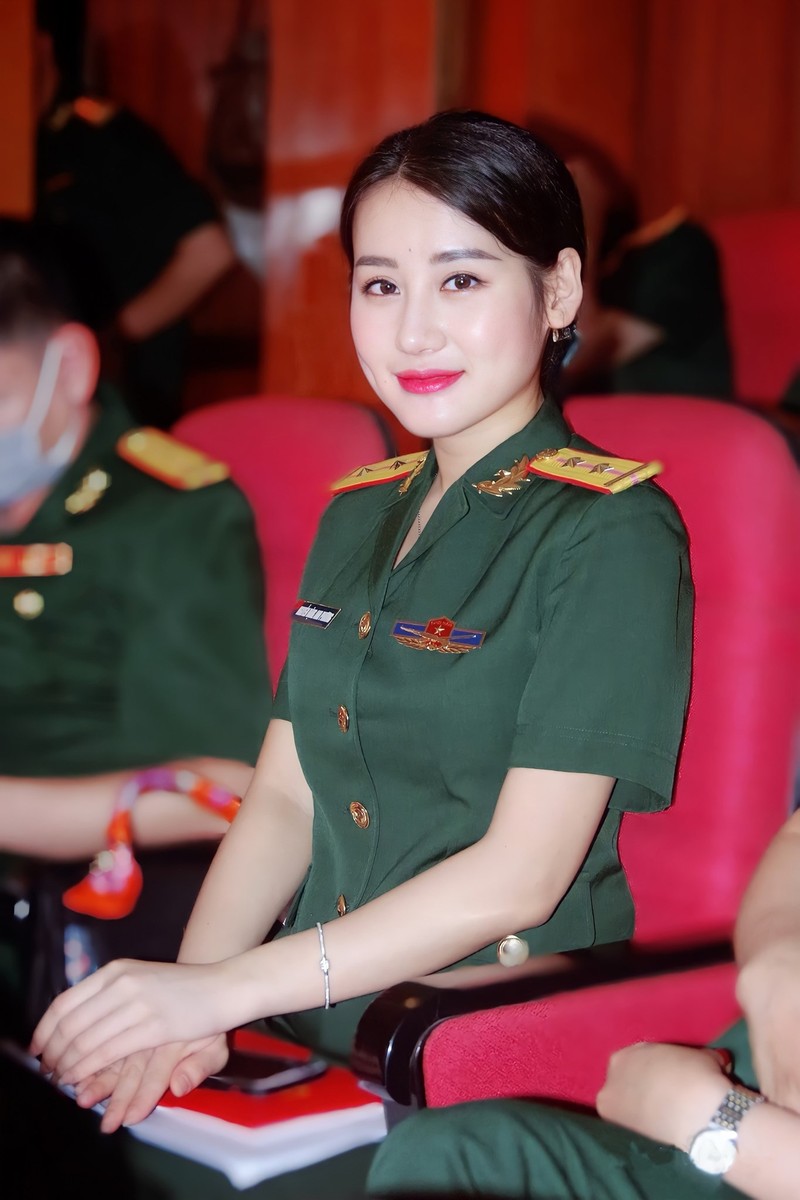 Coi bo dong phuc, “hot girl quan nhan” lo sac voc nong bong-Hinh-8