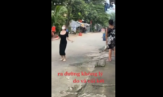 Ra duong ngay gian cach xa hoi, gai xinh nhan hinh phat ba dao-Hinh-2