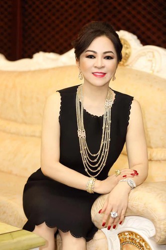 Lo khoanh khac ba Phuong Hang nhay cuc sung tai nha rieng