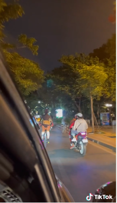 An mac phan cam dap xe ho Tay, co gai lam netizen ngan ngam-Hinh-3