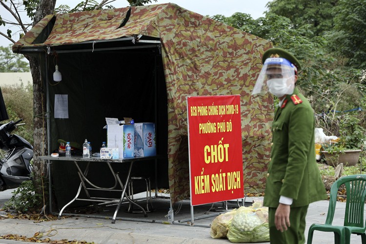 Ha Noi: So ca nhiem tang cao, phuong Phu Do lap chot kiem soat-Hinh-2