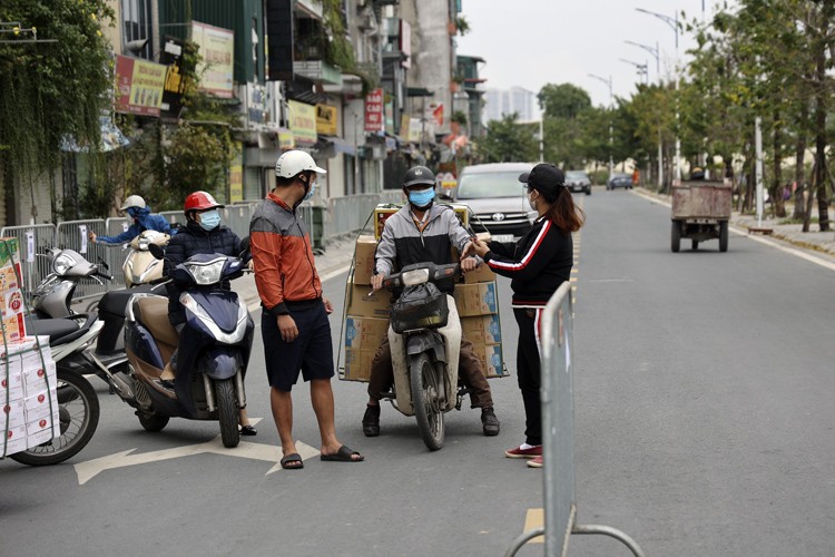 Ha Noi: So ca nhiem tang cao, phuong Phu Do lap chot kiem soat-Hinh-4