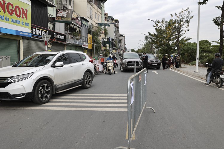 Ha Noi: So ca nhiem tang cao, phuong Phu Do lap chot kiem soat