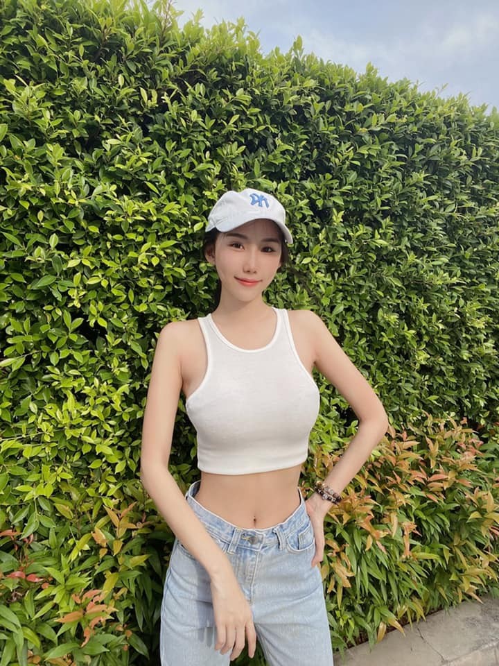 Hot girl xu Chua Vang “dot mat” netizen nho phong cach goi cam-Hinh-9