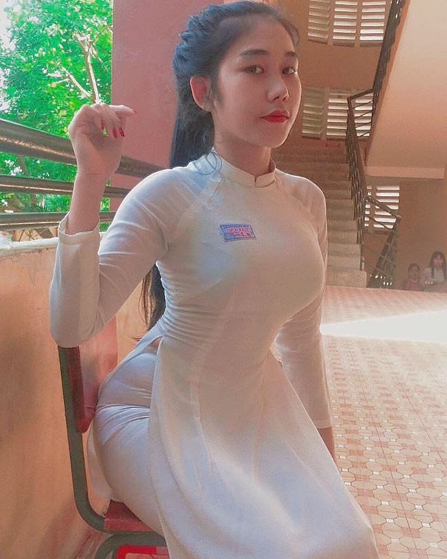 Gai xinh noi tieng vi dien ao dai lo sac voc hien tai-Hinh-2