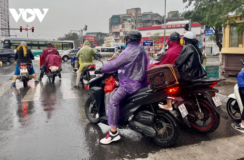 Nguoi dan doi mua ret tro ve Thu do sau Tet Nguyen dan-Hinh-14