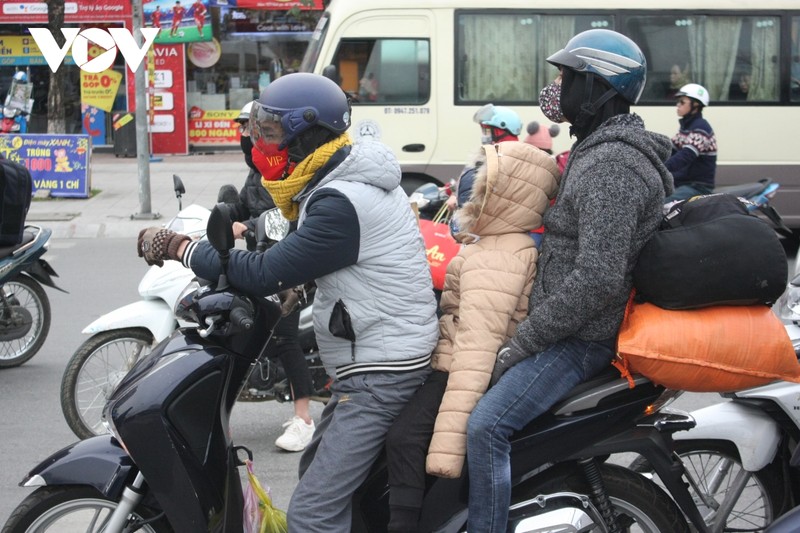 Nguoi dan doi mua ret tro ve Thu do sau Tet Nguyen dan