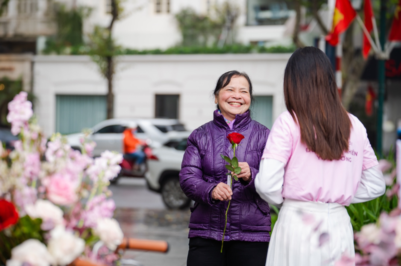 Duong pho Ha Noi bat ngo ngap hoa trong ngay Valentine-Hinh-11