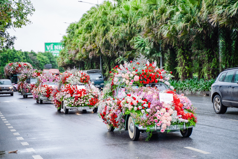 Duong pho Ha Noi bat ngo ngap hoa trong ngay Valentine-Hinh-2