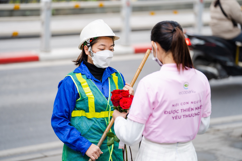 Duong pho Ha Noi bat ngo ngap hoa trong ngay Valentine-Hinh-6