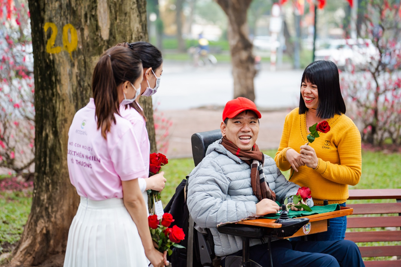 Duong pho Ha Noi bat ngo ngap hoa trong ngay Valentine-Hinh-8