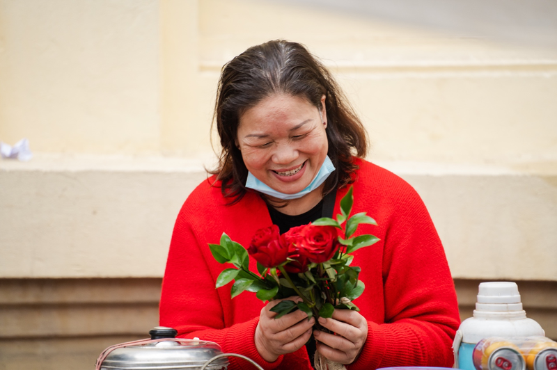 Duong pho Ha Noi bat ngo ngap hoa trong ngay Valentine-Hinh-9