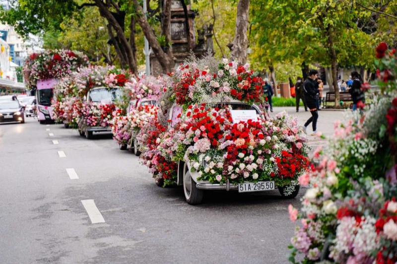 Duong pho Ha Noi bat ngo ngap hoa trong ngay Valentine