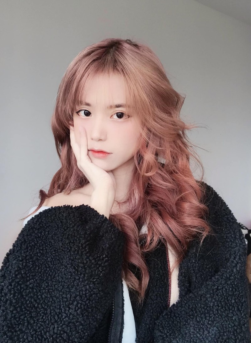 Dien vay ren mong tang, hot girl Da Nang khien netizen “day song“-Hinh-12