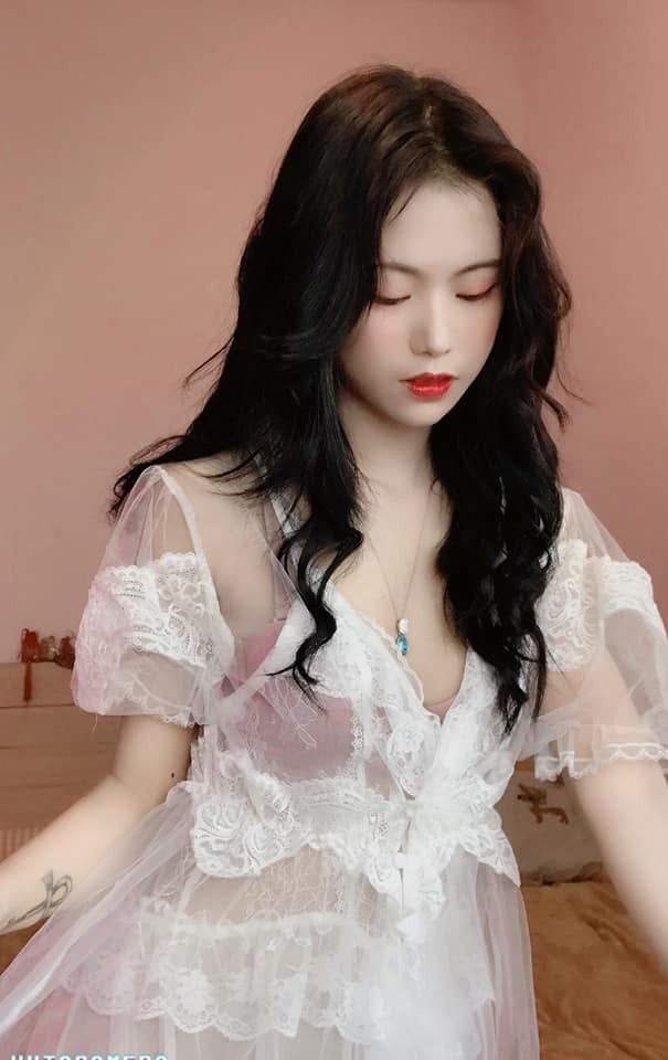 Dien vay ren mong tang, hot girl Da Nang khien netizen “day song“-Hinh-2