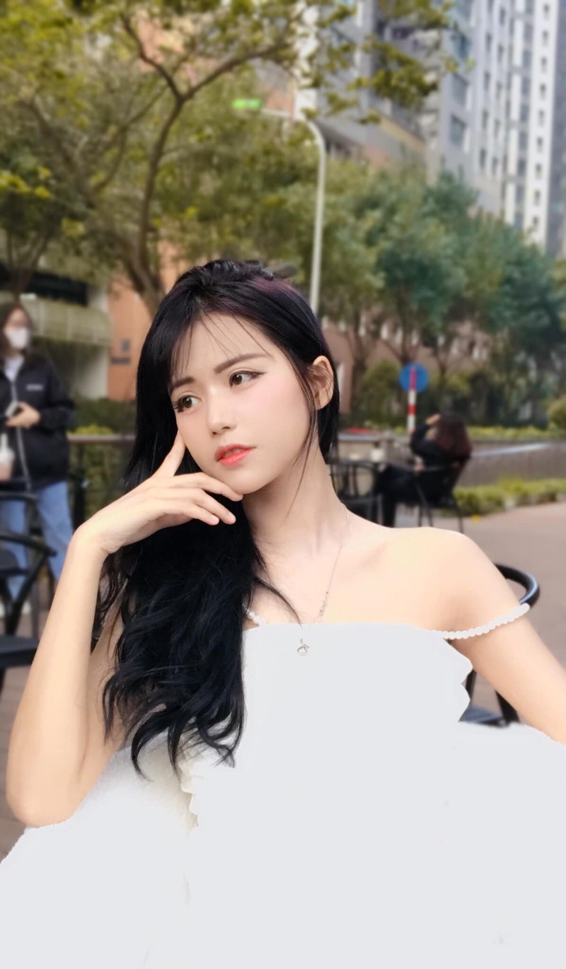Dien vay ren mong tang, hot girl Da Nang khien netizen “day song“-Hinh-4