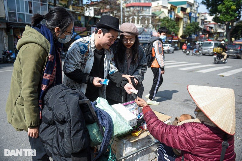 Cu ba 101 tuoi om dan cho di nhat rac, ban hang rong o Ha Noi-Hinh-2