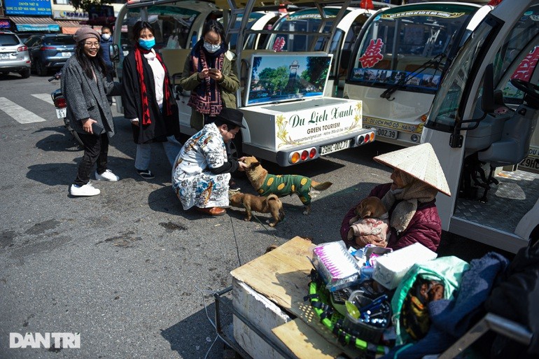 Cu ba 101 tuoi om dan cho di nhat rac, ban hang rong o Ha Noi-Hinh-4