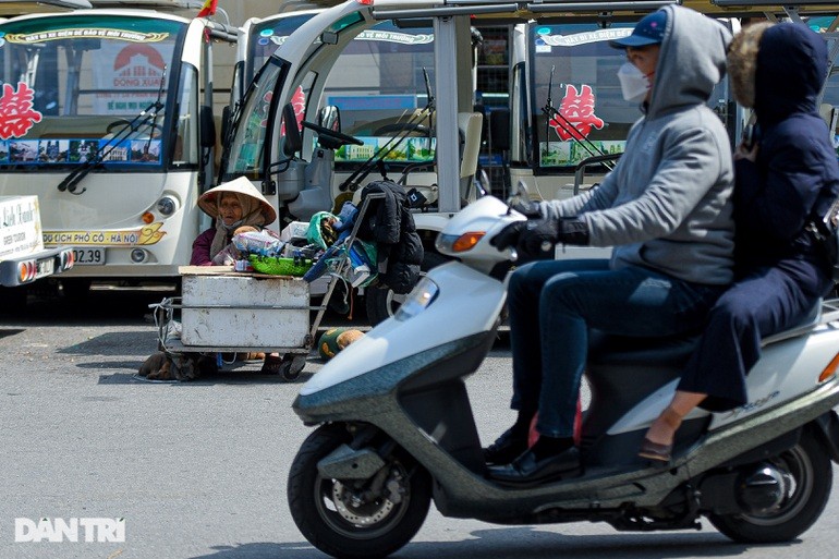 Cu ba 101 tuoi om dan cho di nhat rac, ban hang rong o Ha Noi-Hinh-9