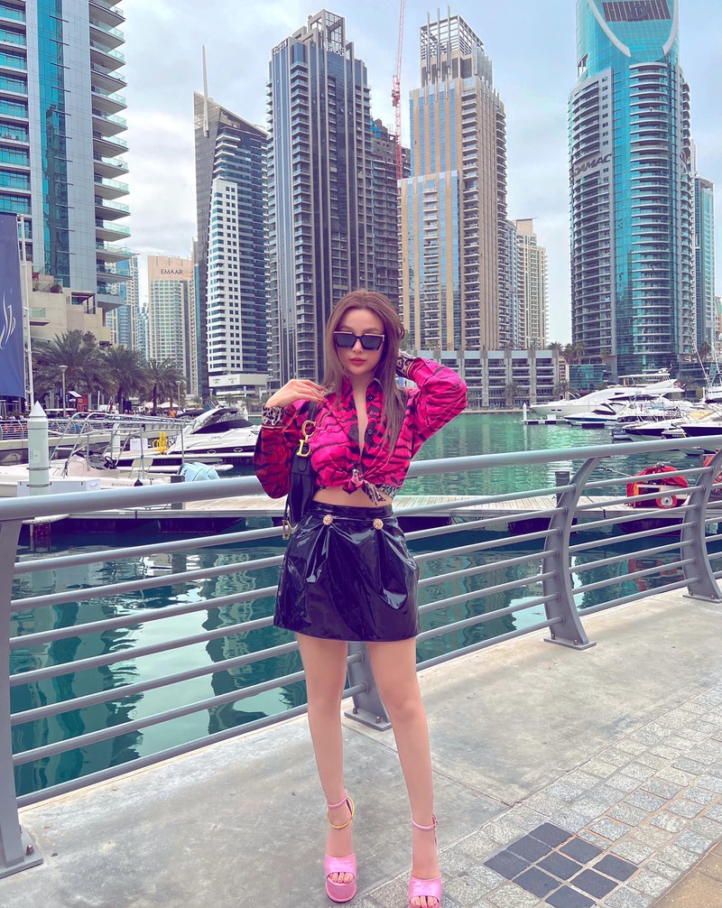Xả ảnh du lịch Dubai cựu hot girl Huyền Baby được khen quyến rũ