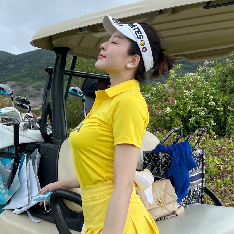 Mac quan gym di choi golf, hot girl Tram Anh bi netizen la o-Hinh-7