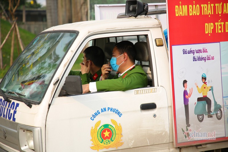 Nghin nguoi khong deo khau trang chup anh, duong hoa phong linh bi dong cua-Hinh-2