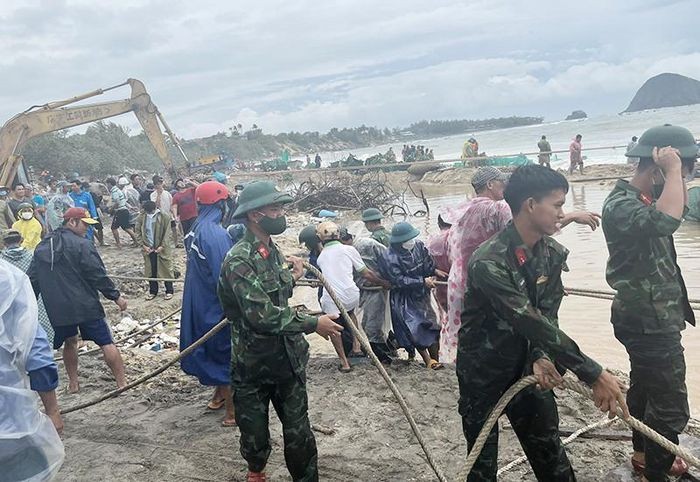 Nhieu vung ven bien tan hoang do mua to gio manh bat thuong-Hinh-5