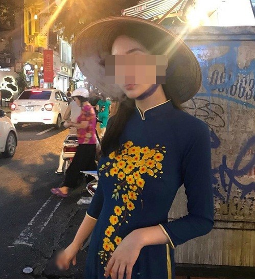 Tu nu du khach o Hoi An, ao dai bao lan bi 