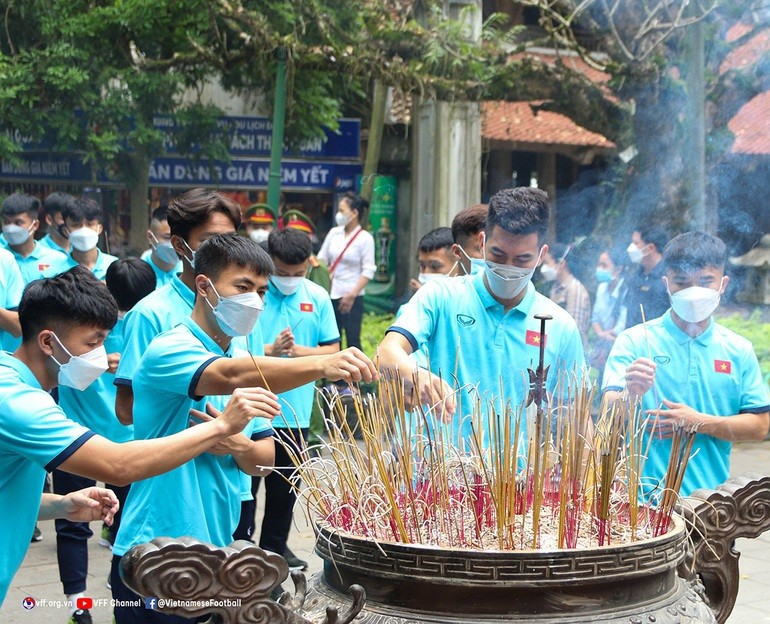 Nguoi ham mo vay quanh HLV Park Hang Seo o Den Hung-Hinh-6