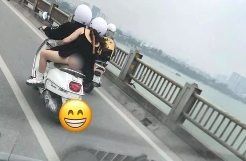 Xuất hiện trào lưu lạ khi các thanh niên mặc váy chạy xe máy ra đường