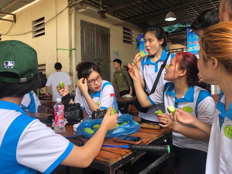 Vao mua xoai, sinh vien thi nhau khoe “chien loi pham” cuc hai huoc-Hinh-2