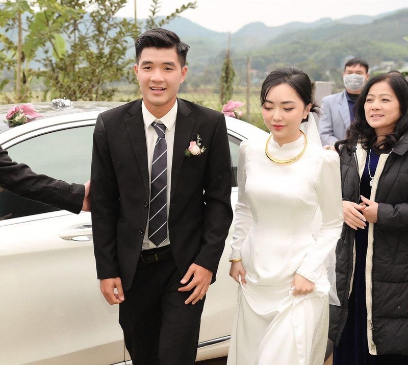 Ba xa Mac Van Khoa va dan co dau Vbiz chuong ao dai trang-Hinh-5