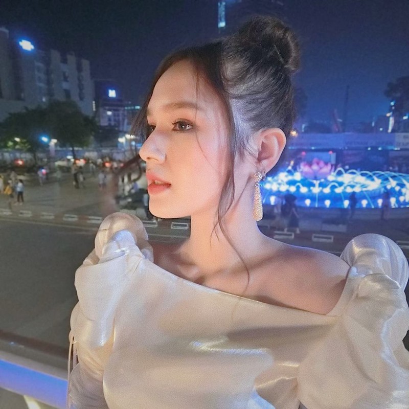 Hot girl Xoai Non giat sach spotlight du mac trung mot mau vay-Hinh-9