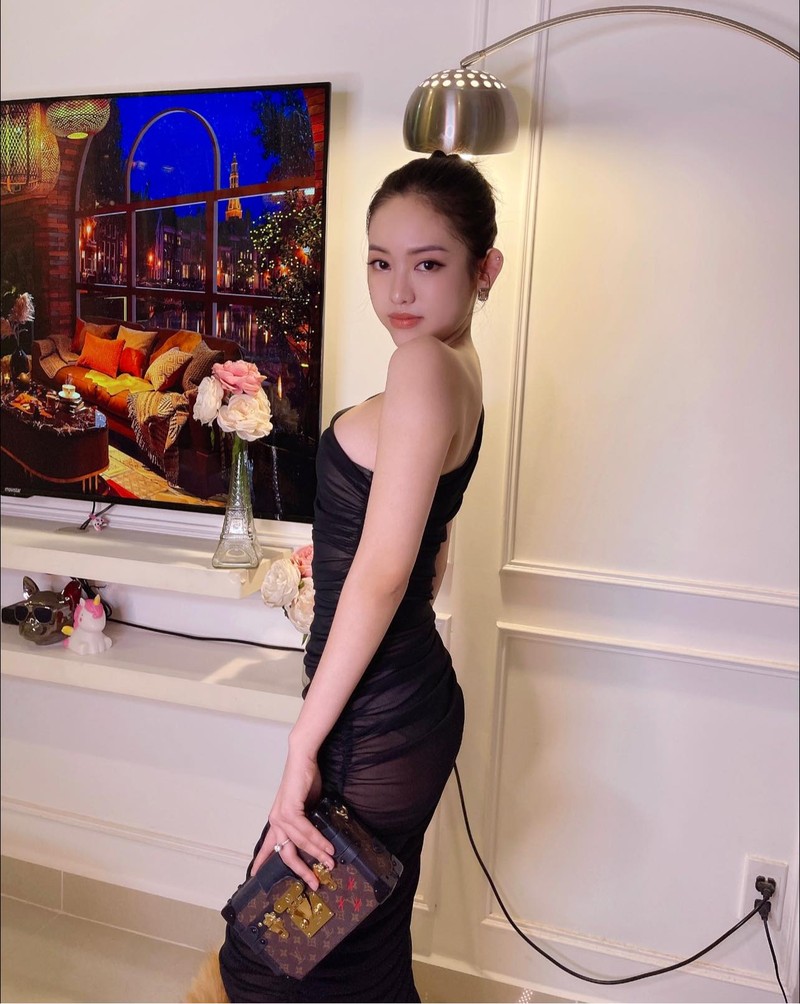 Bat ngo dang anh nam vien, hot girl Thuy Vi khien fans lo lang-Hinh-2