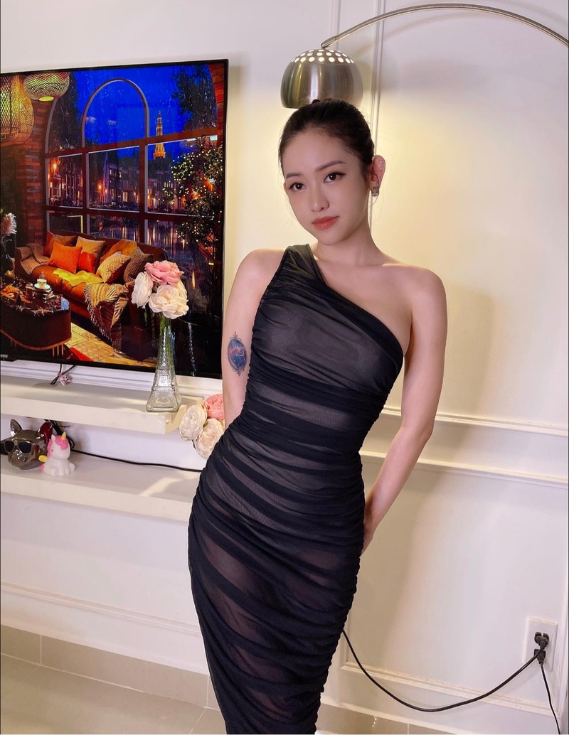 Bat ngo dang anh nam vien, hot girl Thuy Vi khien fans lo lang