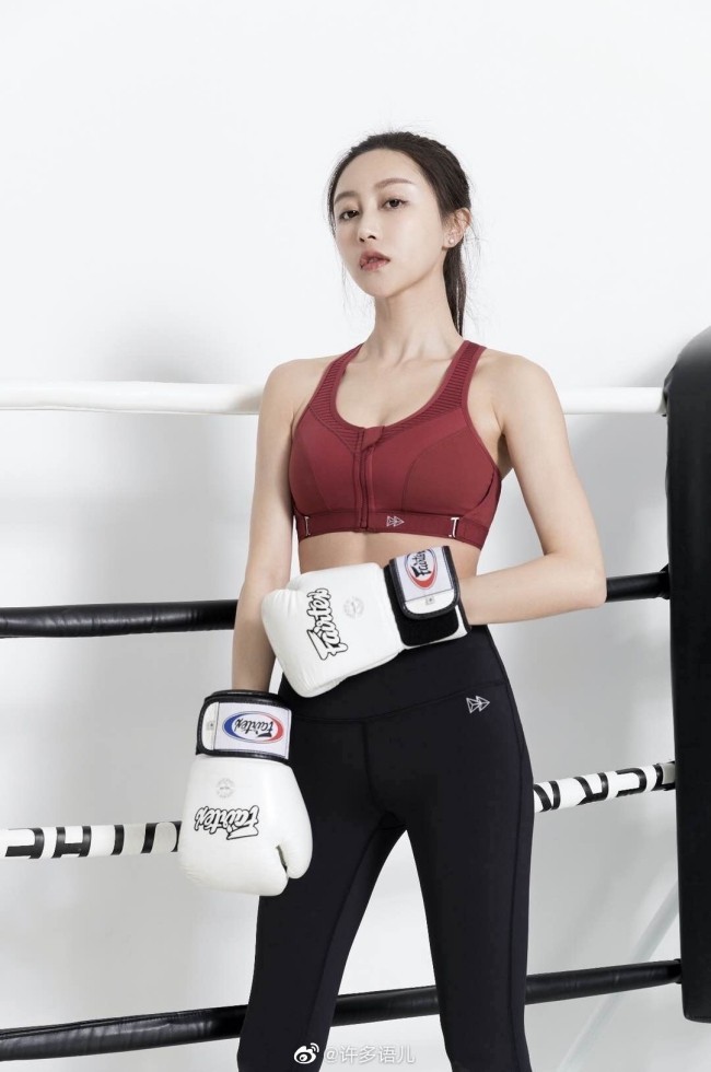 Hai co giao co voc dang dep me hon tren buc giang nho gym-Hinh-10