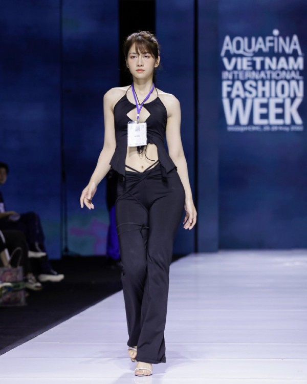 Di catwalk bi che nhu “tac pham trao phung”, Le Bong noi gi?-Hinh-10