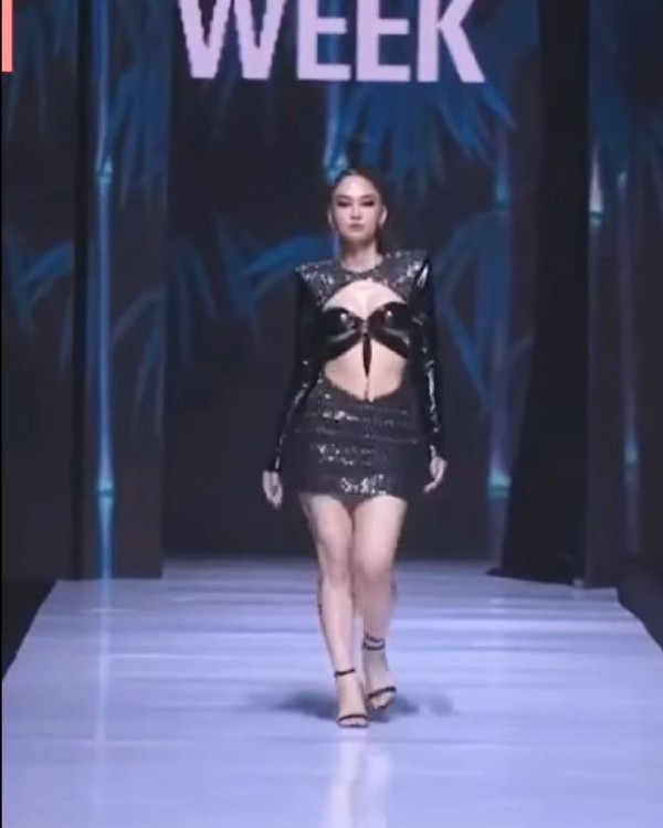 Di catwalk bi che nhu “tac pham trao phung”, Le Bong noi gi?-Hinh-3