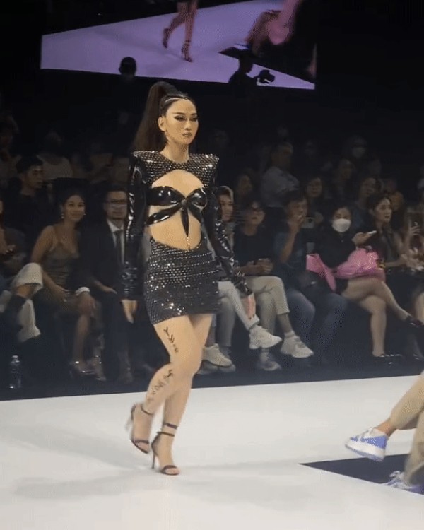 Di catwalk bi che nhu “tac pham trao phung”, Le Bong noi gi?-Hinh-9